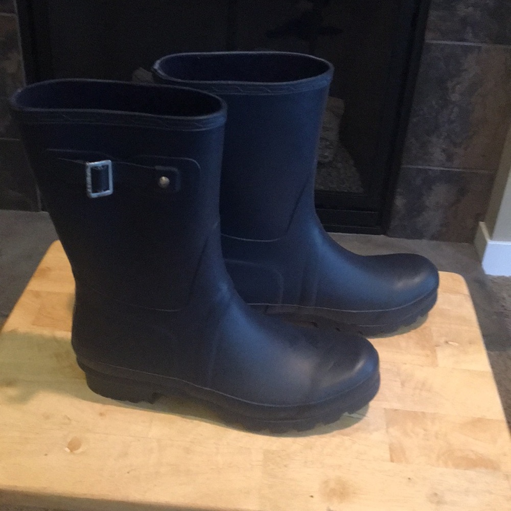 Short polar navy blue rain boots.